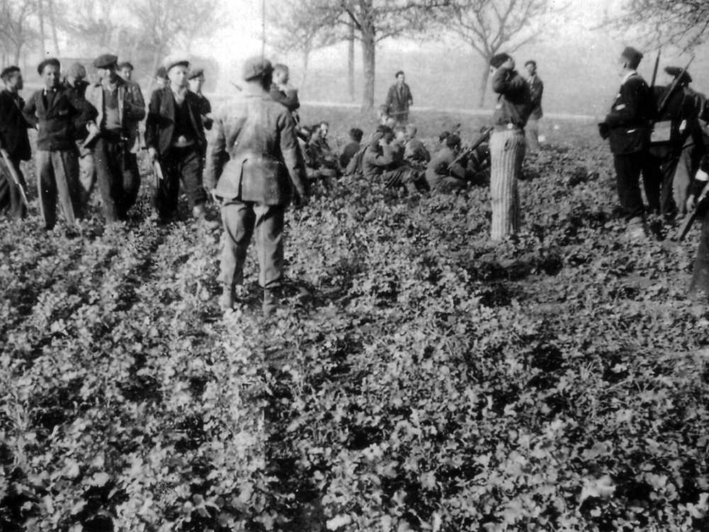 pix_buchenwald_75_Bewaffnete Häftlinge nehmen in der Nähe des befreiten Lagers SS-Männer gefangen, 11. April 1945
